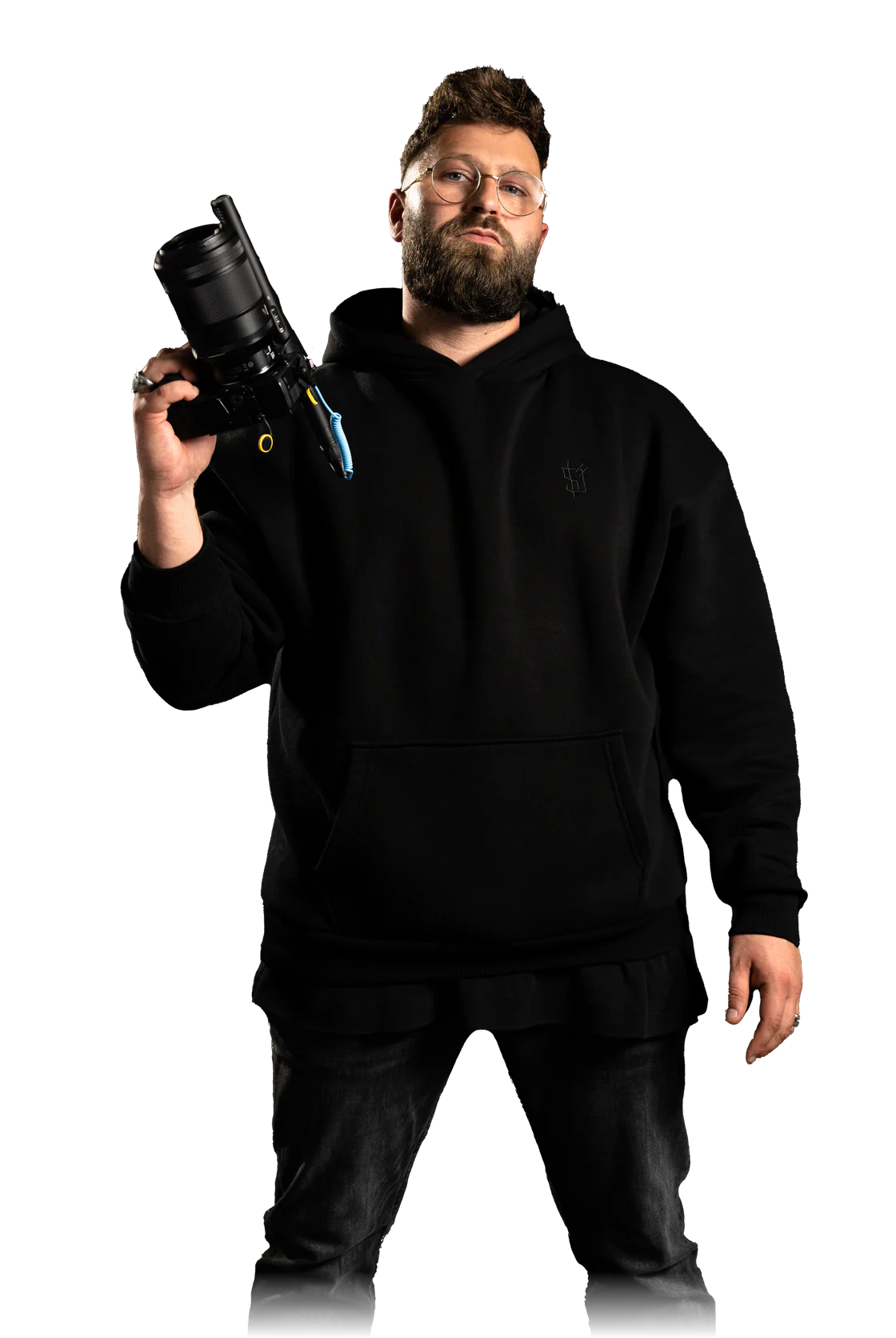 Florian hält die Kamera mit Objektiv auf der Schulter